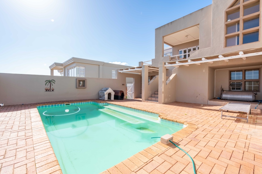8 Bedroom Property for Sale in Middedorp Western Cape
